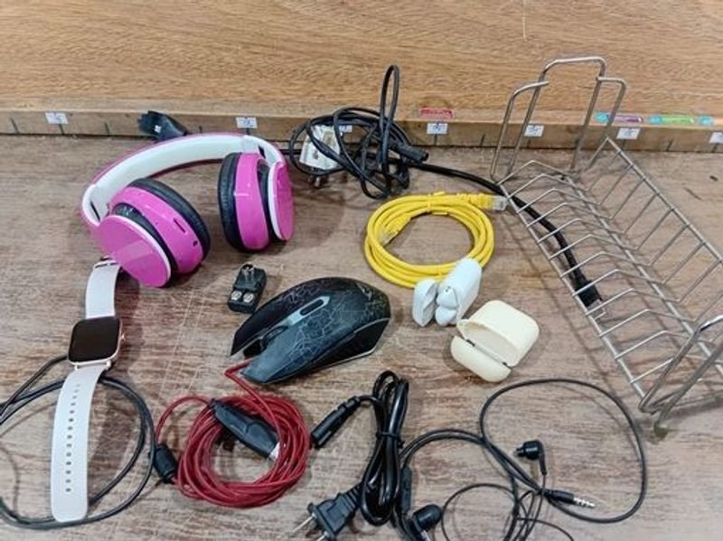 Auriculares Rosados, Smartwatch Blanco, Mouse Gamer, Audífonos Inalámbricos y Soporte Metálico Vintage