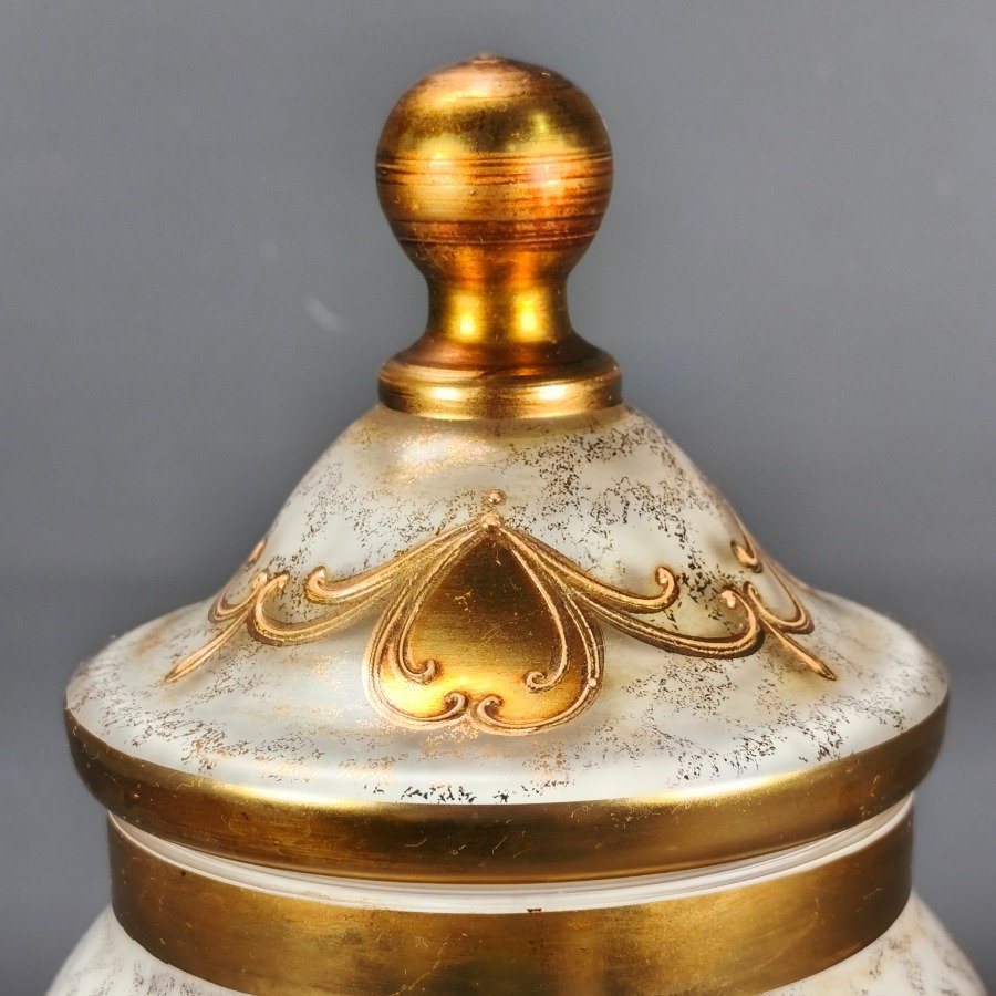 Bombonera de cristal de Bohemia opalinada decorada con diseños dorados en relieves - imagen 5