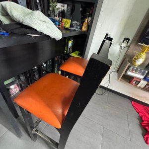 Juego de 2 Butacas Altas de Madera Negra con Asiento Naranja - imagen 2