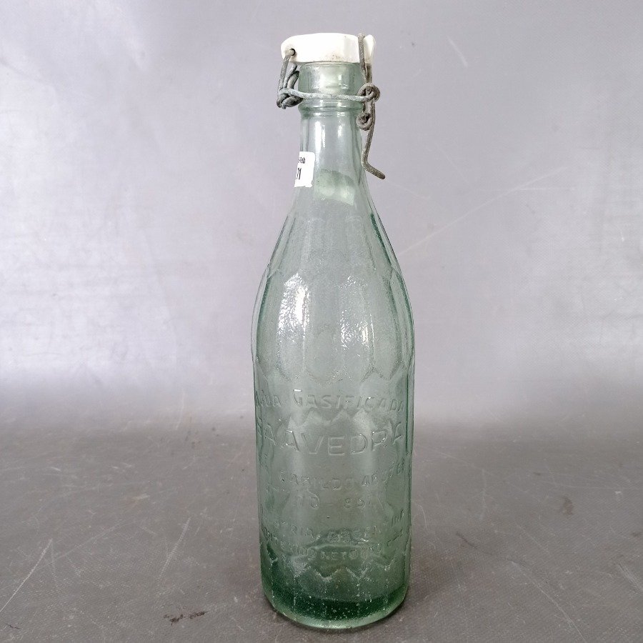 Lote siguiente: Botella con diseño en relieves y tapón de porcelana