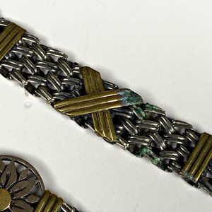 Tres Pulseras Metálicas con Diseños Florales y Animales - imagen 4