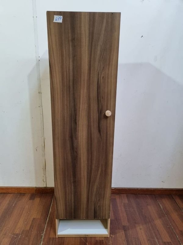 Mueble Vertical con Puerta y Estantes Interiores - Tonos Castaños y Grises