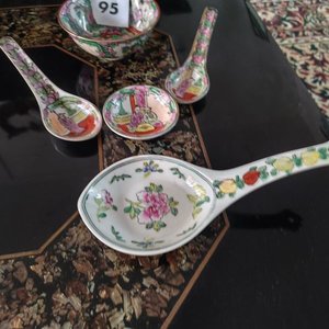 Conjunto de Cucharas y Cuencos de Porcelana Japonesa con Decoración Floral - imagen 2
