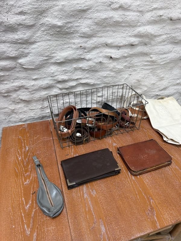 Lote de canasto con cintos de cuero y otros artículos antiguos - imagen 2