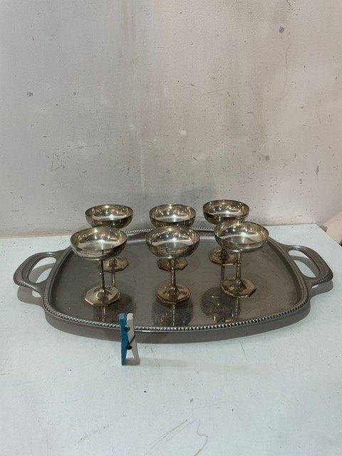 Lote siguiente: Copa y bandeja de plata en excelente estado