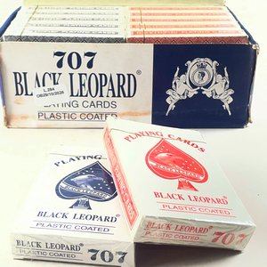 Caja con 12 Mazos de Cartas Black Leopard 707 Plastic Coated - imagen 3