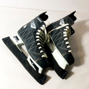 Lote anterior: Par de Patines de Hielo CCM para Hockey