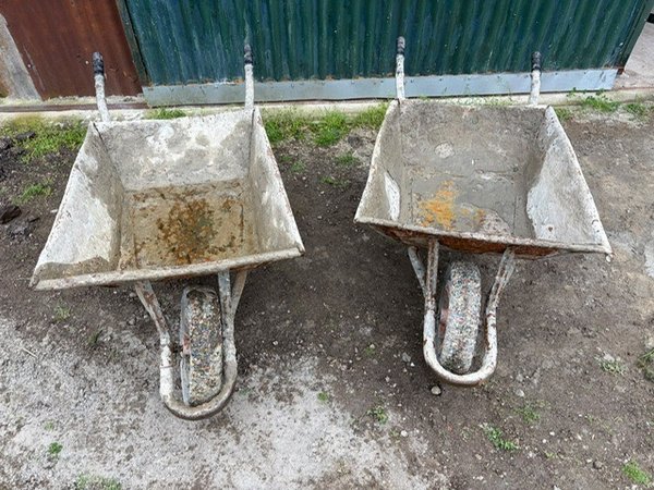 Dos Carretillas de Construcción Usadas