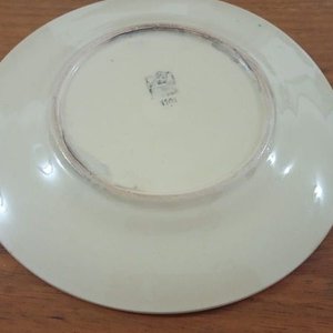 Dos Platos Llanos y un Plato Hondo de Porcelana con Detalles Dorados - imagen 3