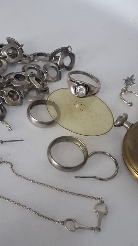 Lote de Joyería y Relojería: Anillos, Cadena, Reloj de Bolsillo y Más
