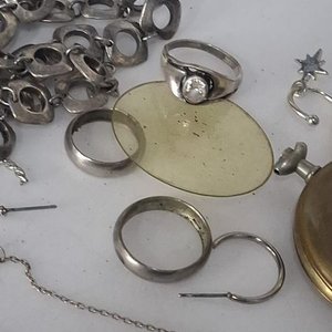 Lote siguiente: Lote de Joyería y Relojería: Anillos, Cadena, Reloj de Bolsillo y Más