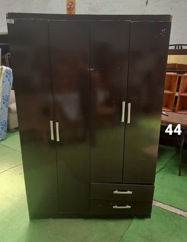 Lote anterior: Ropero de 4 puertas con detalles