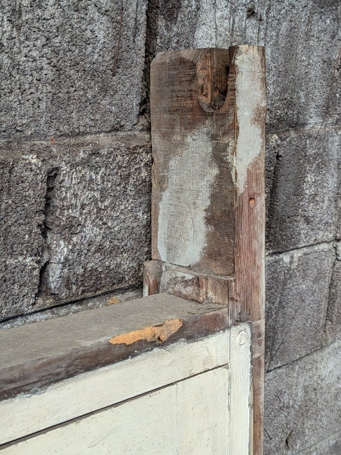Ventana antigua con marco de madera y soporte para persiana - imagen 4