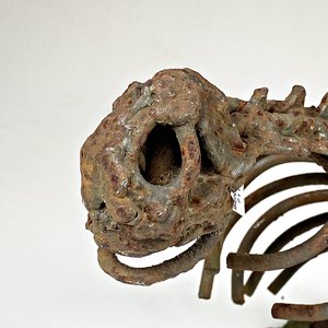 Escultura de Hierro: Esqueleto de Animal Estilizado - imagen 2
