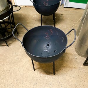 Fogón Negro Metálico con Patas - Alto 39 cm, Diámetro 36 cm - imagen 3