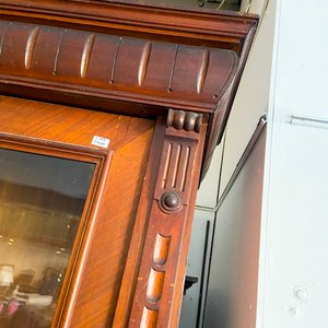 Mueble Vitrina Antigua de Madera con Cajones y Puertas de Cristal - imagen 2