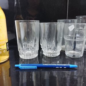 Lote Variado de Cristalería: Copas, Vasos y Frascos de Vidrio Transparente - imagen 5