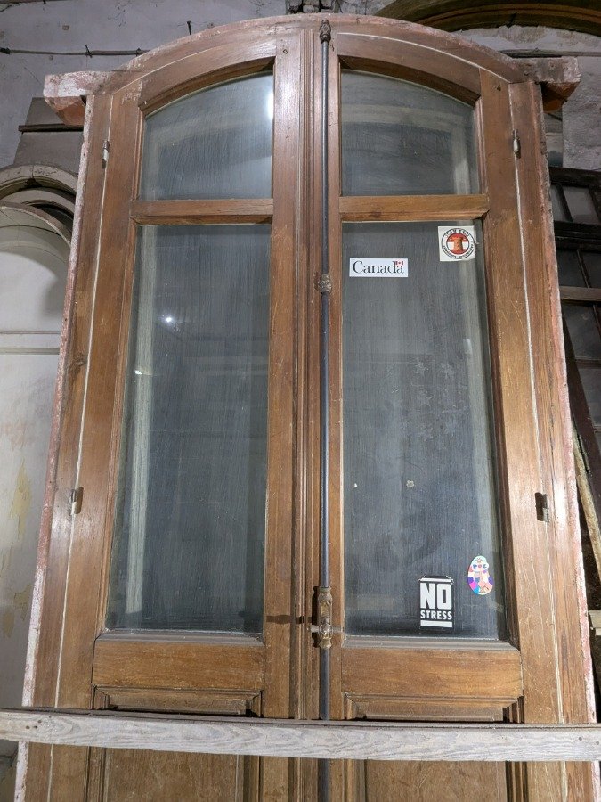 Puerta antigua de madera con vidrio y marco de pinotea - imagen 7