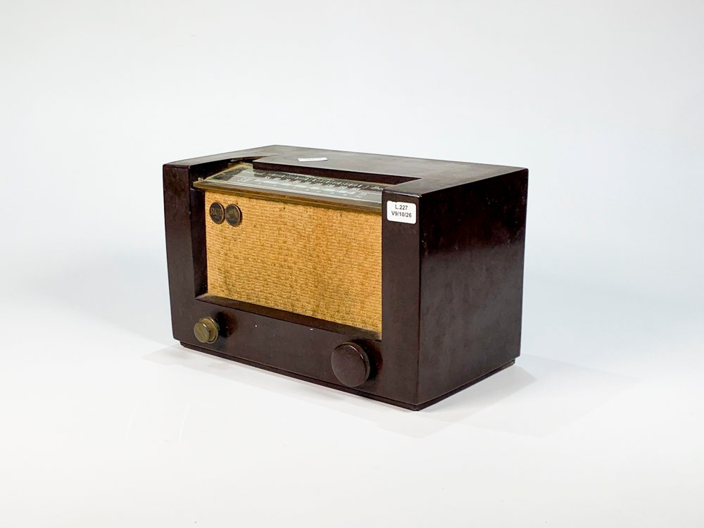 Radio Antigua a Válvulas en Caja de Madera Marrón con Rotura