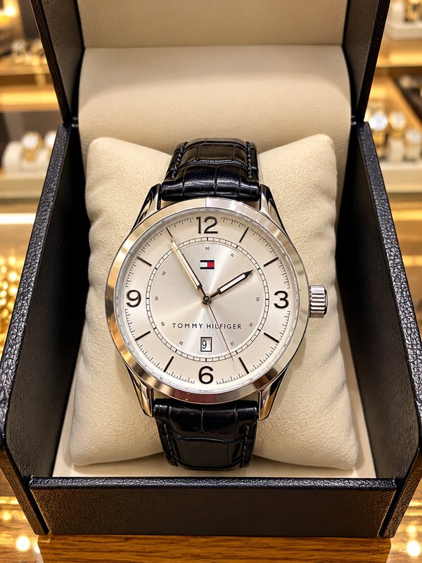 Reloj Tommy Hilfiger Acero Inoxidable Esfera Plateada Correa Cuero Negro