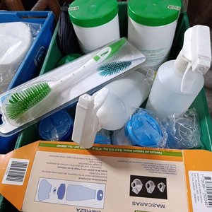 Lote anterior: Lote de Tarros Plásticos Blancos con Tapas Verdes y Accesorios