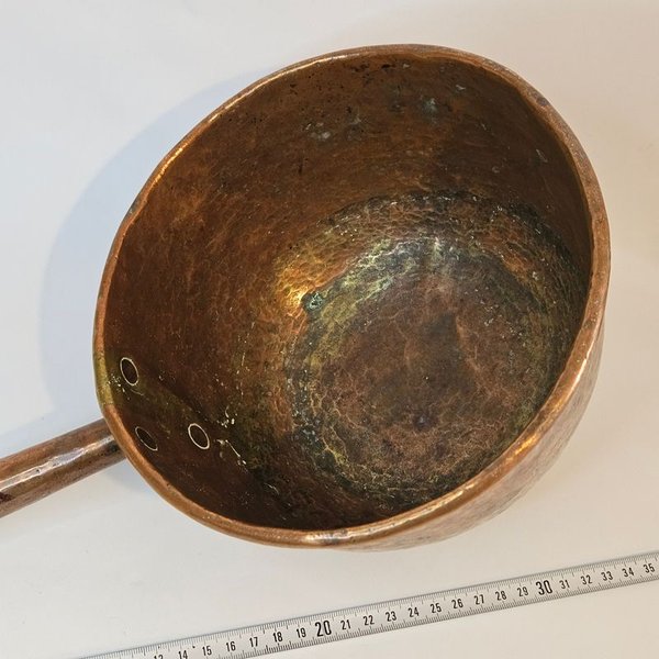 Olla de cobre antigua con detalles únicos - imagen 5