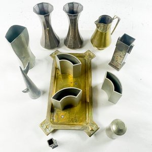 Lote de 12 Piezas Metálicas: Floreros, Lechera, Bandeja y Más - imagen 2