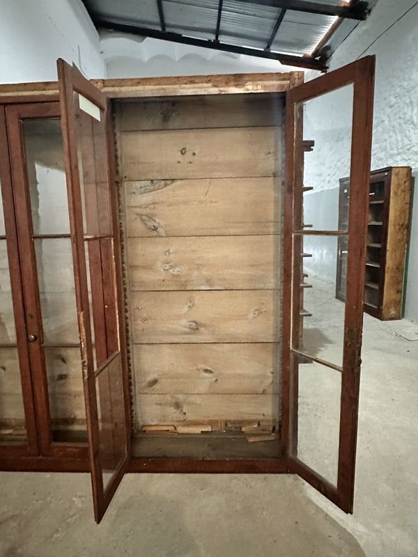 Librería de madera con puertas y estanterías - imagen 3