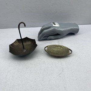 Lote siguiente: Despojador de bronce con forma de paraguas y cenicero ovalado