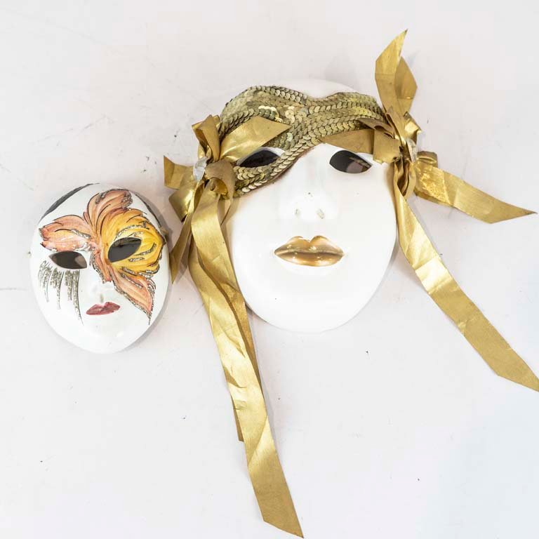 Lote anterior: Mascaras de ceramica decorativas con cintas de oro