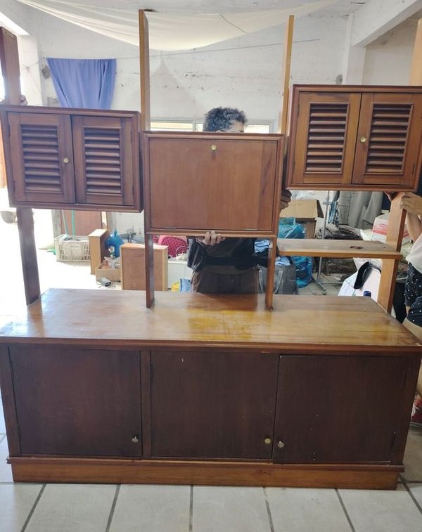 Aparador de madera con múltiples puertas y estantes - imagen 2
