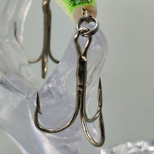 Señuelo de Pesca Crankbait Verde y Amarillo con Babero y Anzuelos - imagen 5