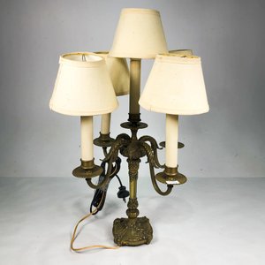 Lámpara de Mesa Antigua de Bronce Labrado con Cinco Luces y Pantallas - imagen 1