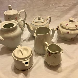 Lote Mixto Vajilla Vintage: Teteras, Cafeteras, Lechera y Azucarero de Porcelana y Loza Blanca - imagen 2