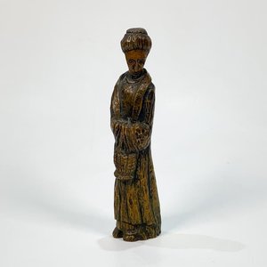 Lote siguiente: Talla en Madera: Dama Oriental con Canasto (23 cm)