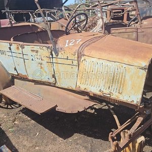 Lote anterior: Automóvil Antiguo Ford Descapotable para Restaurar