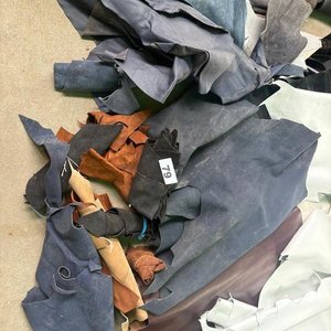 Lote siguiente: Gran Lote de Recortes de Cuero: Variedad de Texturas y Colores