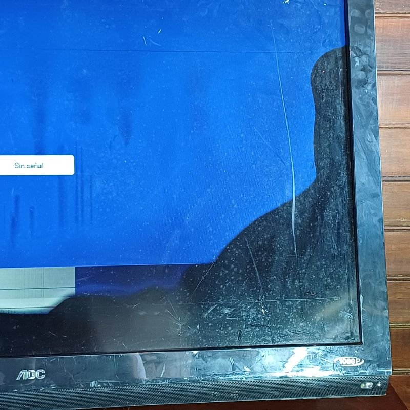Televisión AOC de 42 pulgadas con pantalla averiada - imagen 2