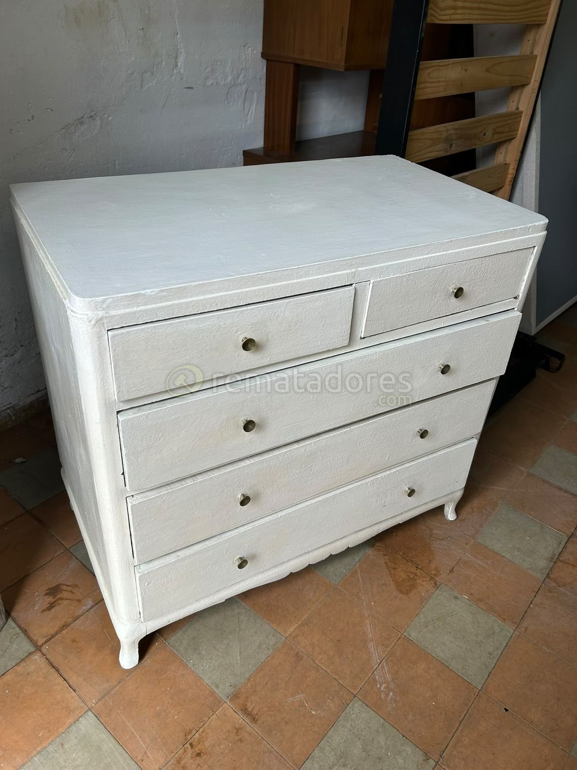Cajonera Blanca Antigua con Tiradores Dorados