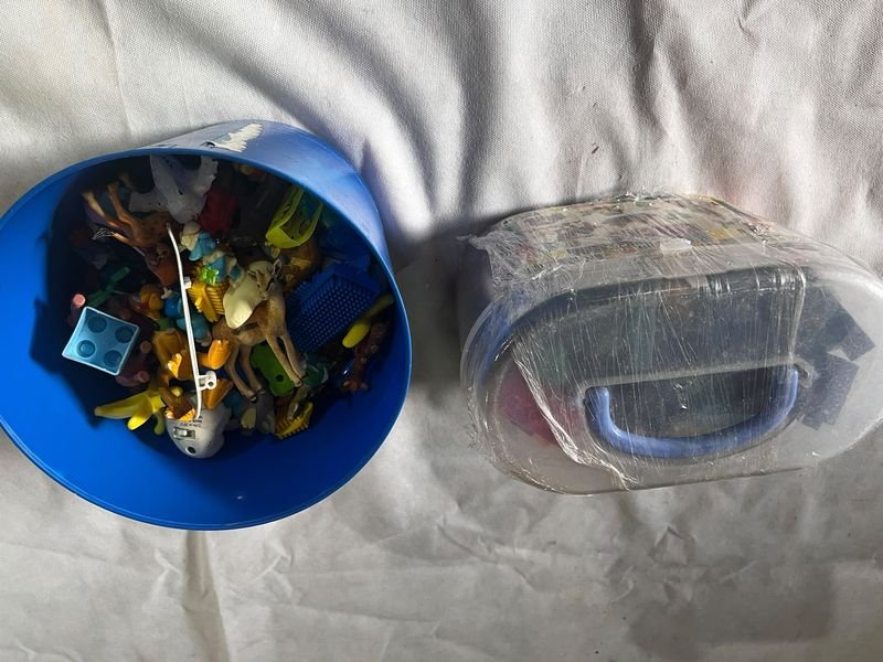 2 Contenedores con Bloques de Construcción tipo LEGO