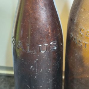 Dos Botellas de Vidrio Marrón "Salus" Uruguay - imagen 3