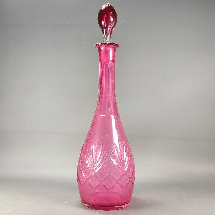 Lote anterior: Botella de cristal color rubí con diseño tallado y facetas