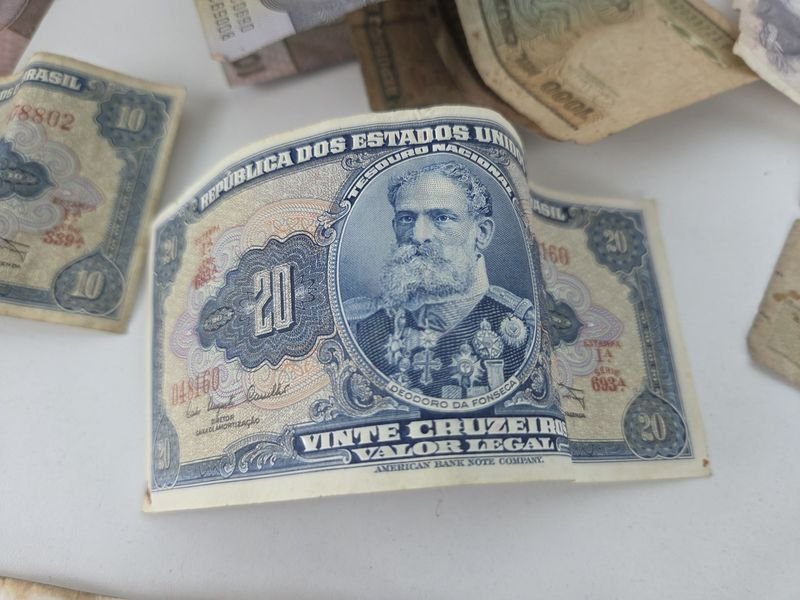 Gran lote de monedas, billetes y medalla conmemorando el centenario de la República Oriental del Uruguay - imagen 15