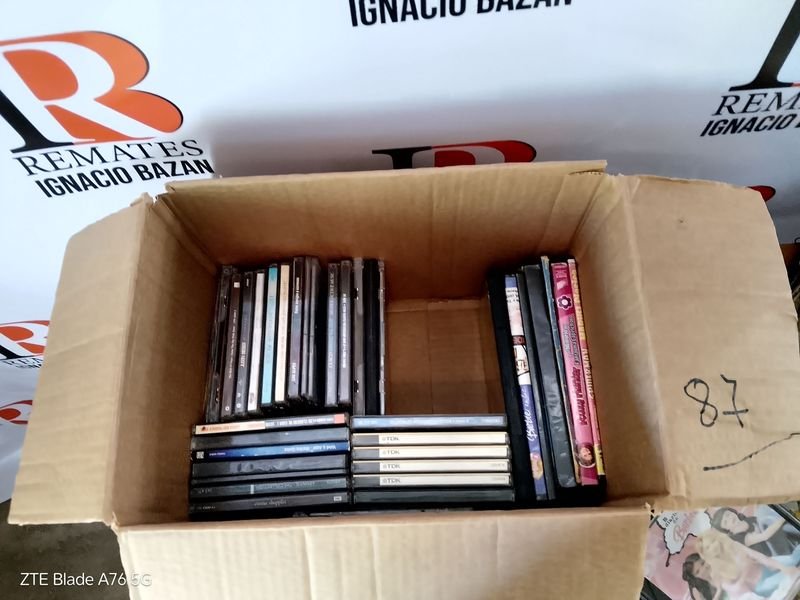 Colección de CDs y accesorios en buen estado - imagen 3