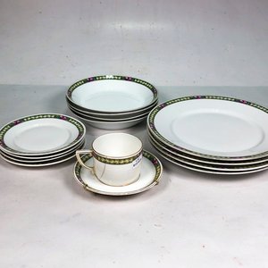 Trece Platos y Taza de Porcelana Bavaria con Guarda Verde - imagen 2