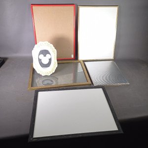 Lote siguiente: Seis piezas: Marcos de madera, portarretrato y álbum de fotos