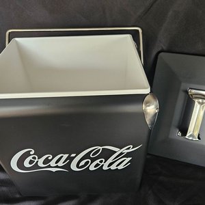 Conservadora Coca-Cola Negra de Chapa con Asa Metálica - imagen 6