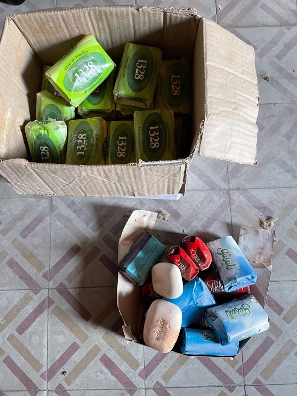 Gran Cantidad de Jabones Vencidos en Paquete