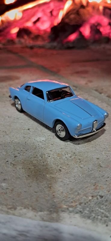 Auto Coleccionable de Metal Azul con Caja Original - imagen 1