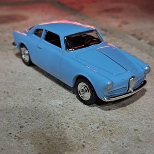 Lote siguiente: Auto Coleccionable de Metal Azul con Caja Original